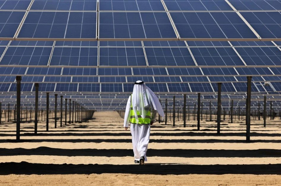 Trung Quốc lại khiến thế giới nể phục: 5.000 người xây nhà máy điện mặt trời lớn nhất toàn cầu gồm 4 triệu tấm pin giữa sa mạc, bán điện giá chỉ hơn 300 đồng/kWh - Ảnh 2.