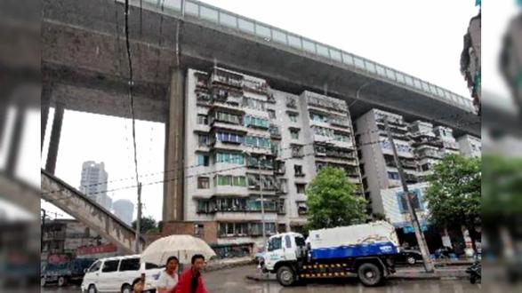 Độc dị Trung Quốc: Xây 10 tòa nhà dưới cầu vượt, người dân không phản đối còn nô nức kéo tới chụp ảnh - Ảnh 1.