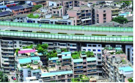 Độc dị Trung Quốc: Xây 10 tòa nhà dưới cầu vượt, người dân không phản đối còn nô nức kéo tới chụp ảnh - Ảnh 2.