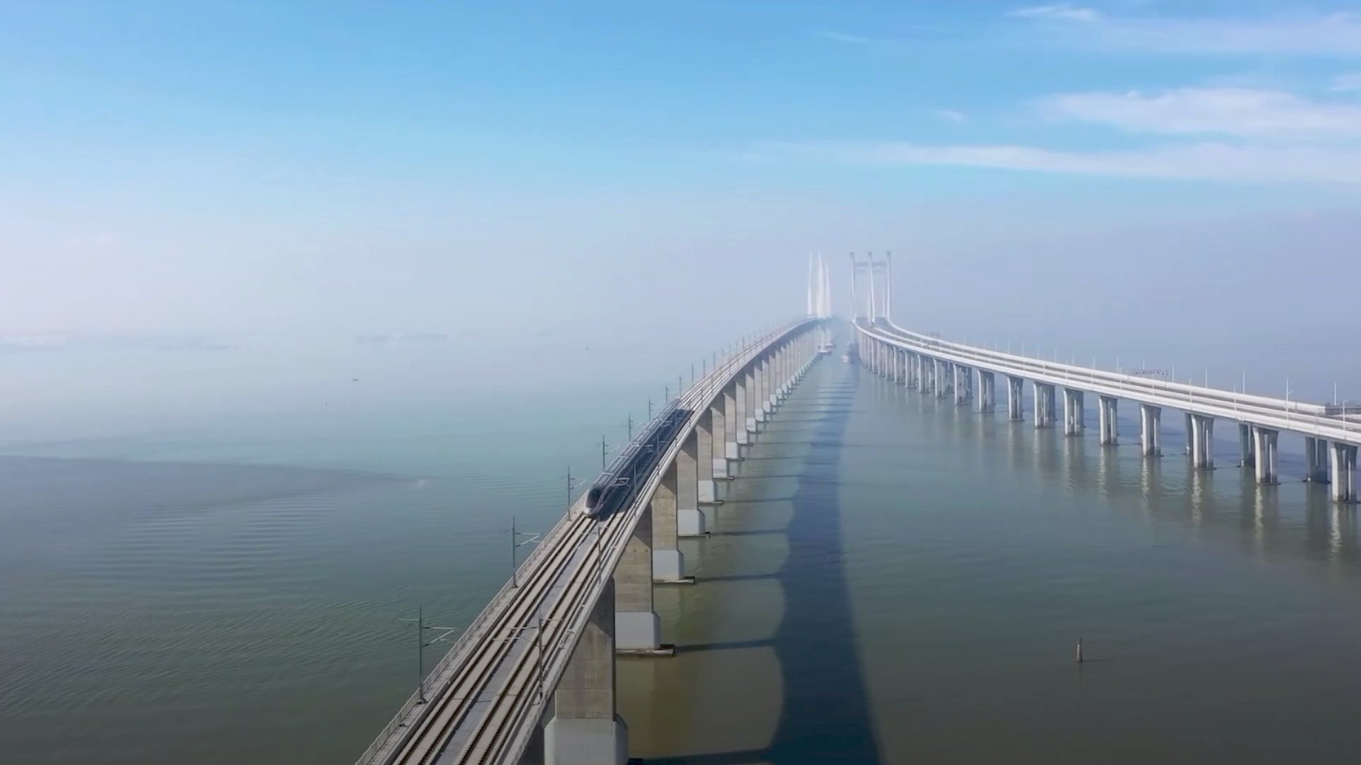 Công nghệ xây đường sắt “khủng” của láng giềng Việt Nam: Xây cao tốc vượt biển tốc độ tới 350km/h, vượt sóng gió, chống mòn - Ảnh 2.