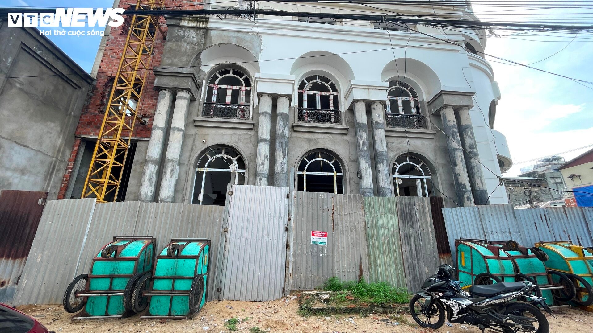 Tòa nhà trăm tỷ, xây gần 10 năm chưa xong của nữ giám đốc vừa bị bắt ở Bình Định - Ảnh 7.