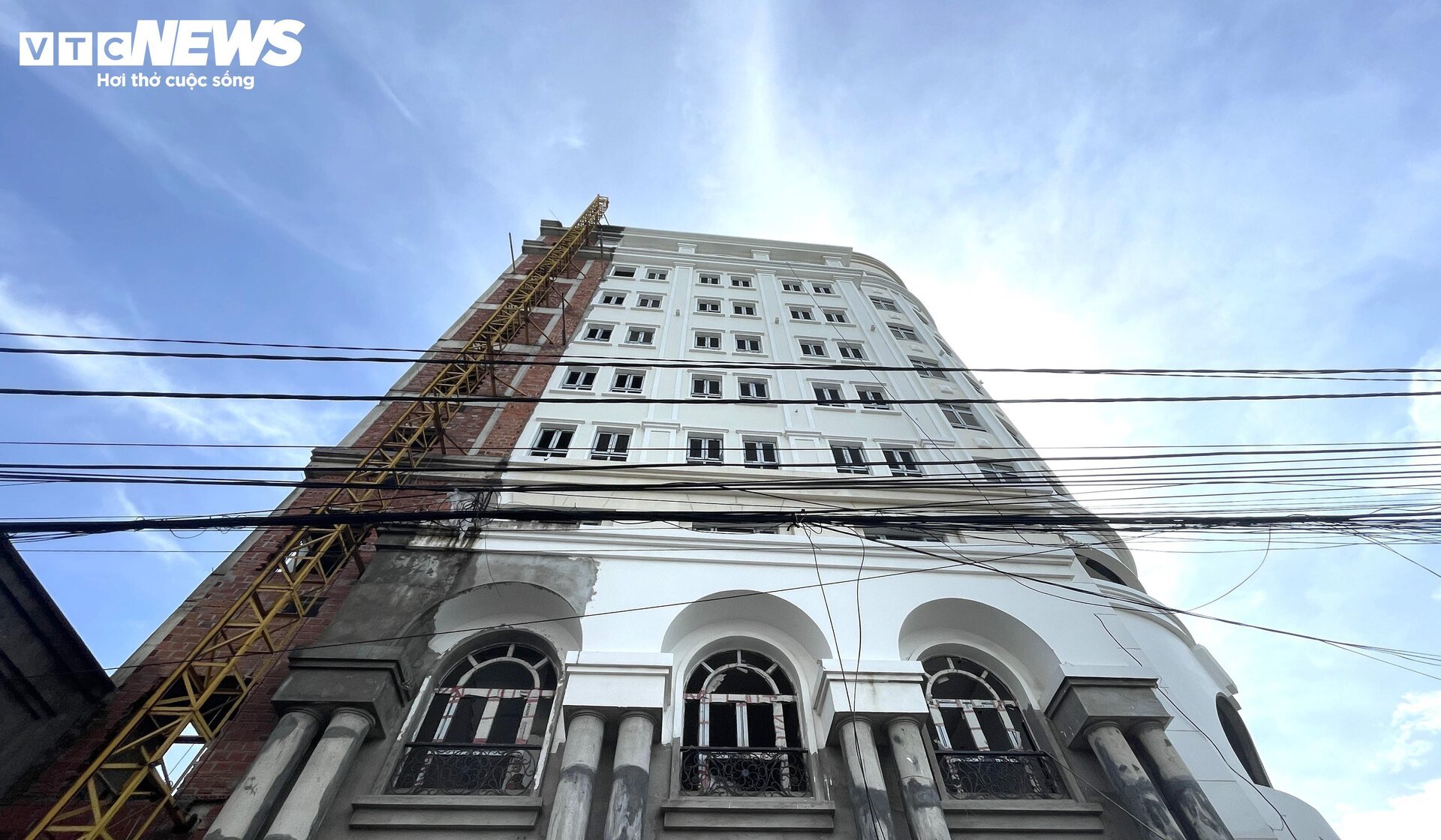 Tòa nhà trăm tỷ, xây gần 10 năm chưa xong của nữ giám đốc vừa bị bắt ở Bình Định - Ảnh 2.