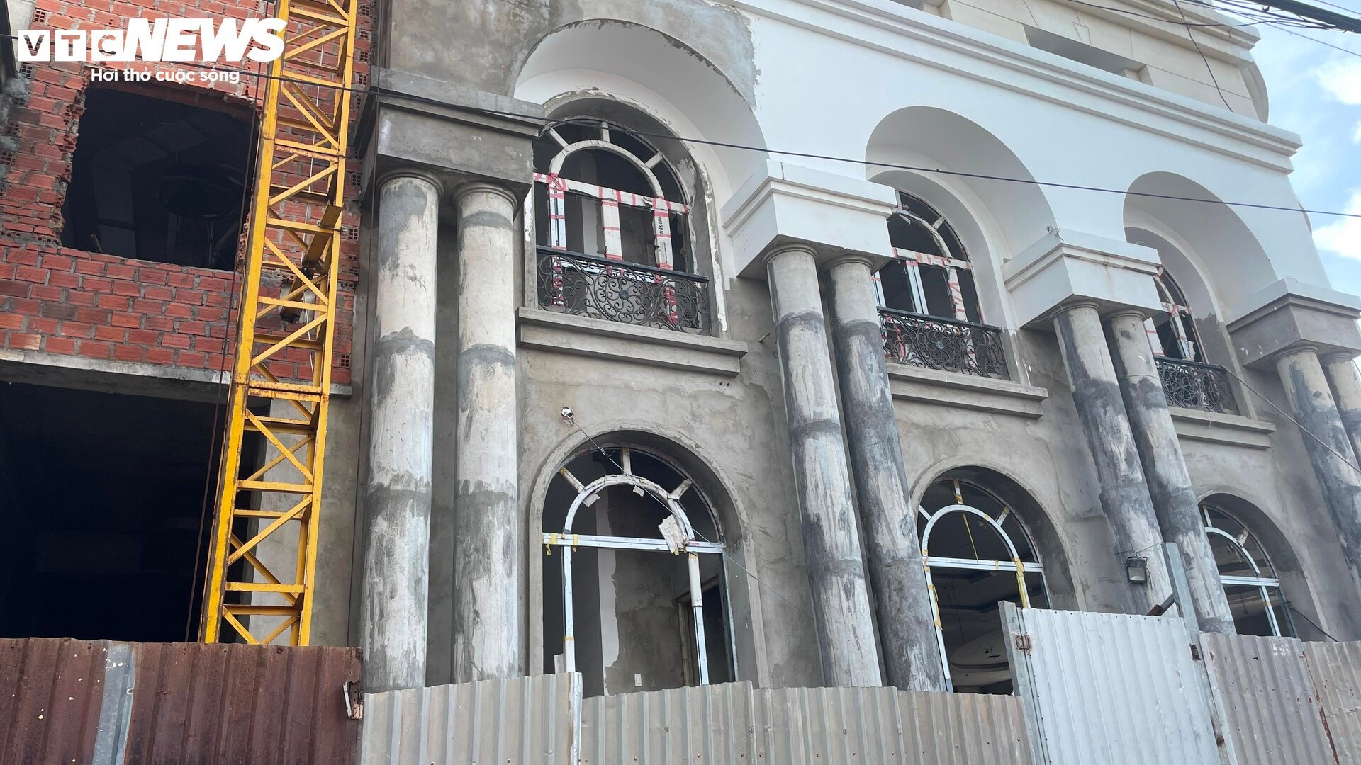 Tòa nhà trăm tỷ, xây gần 10 năm chưa xong của nữ giám đốc vừa bị bắt ở Bình Định - Ảnh 4.