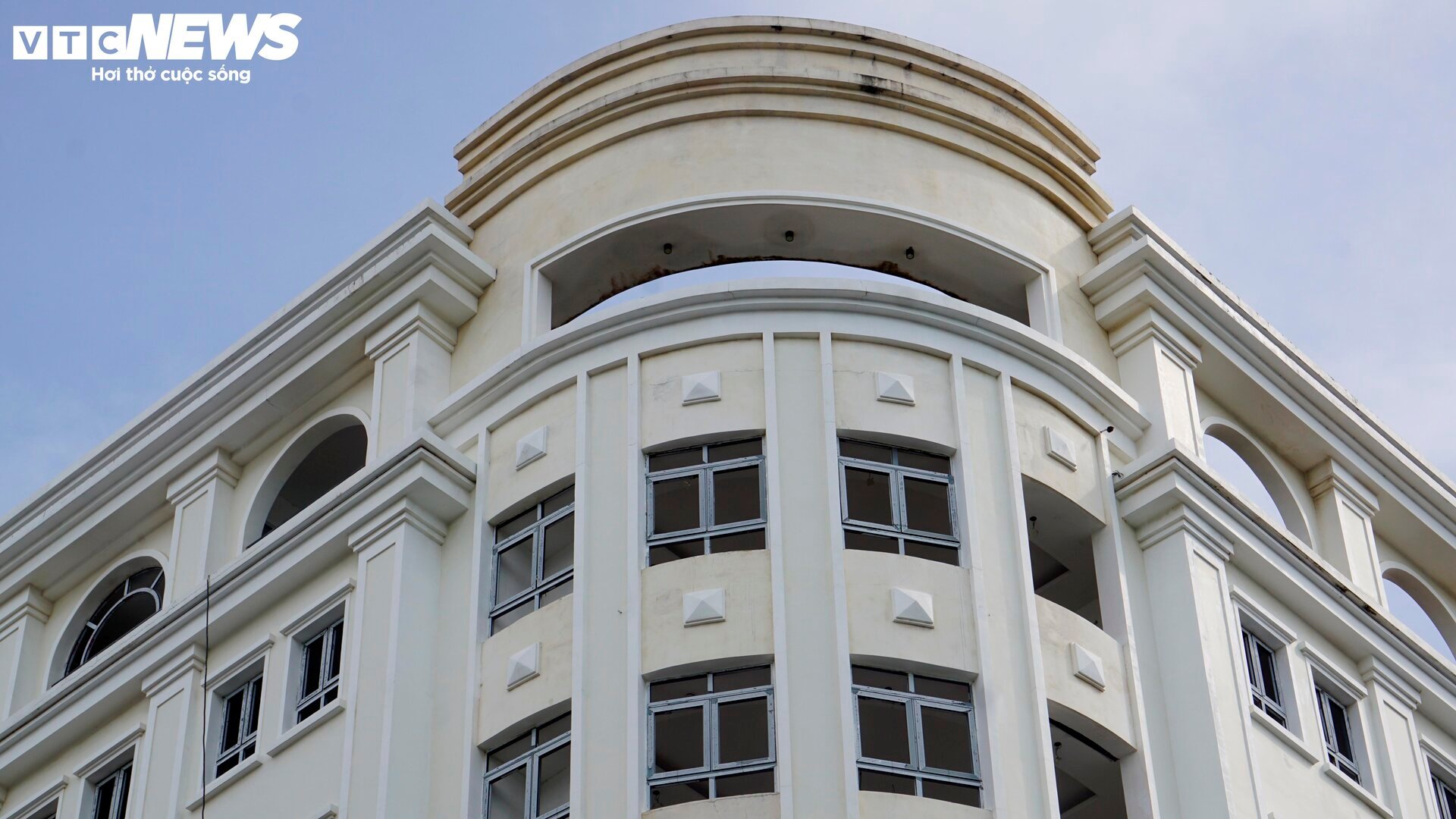 Tòa nhà trăm tỷ, xây gần 10 năm chưa xong của nữ giám đốc vừa bị bắt ở Bình Định - Ảnh 6.