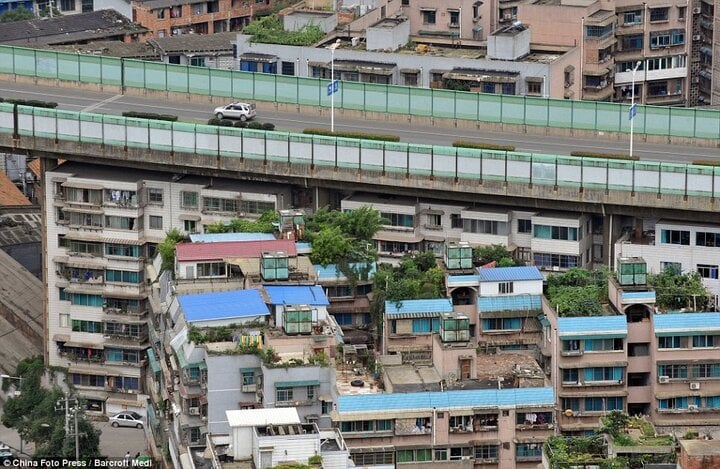 Cận cảnh 'cầu vượt trên nóc chung cư' ở  Trung Quốc - Ảnh 4.