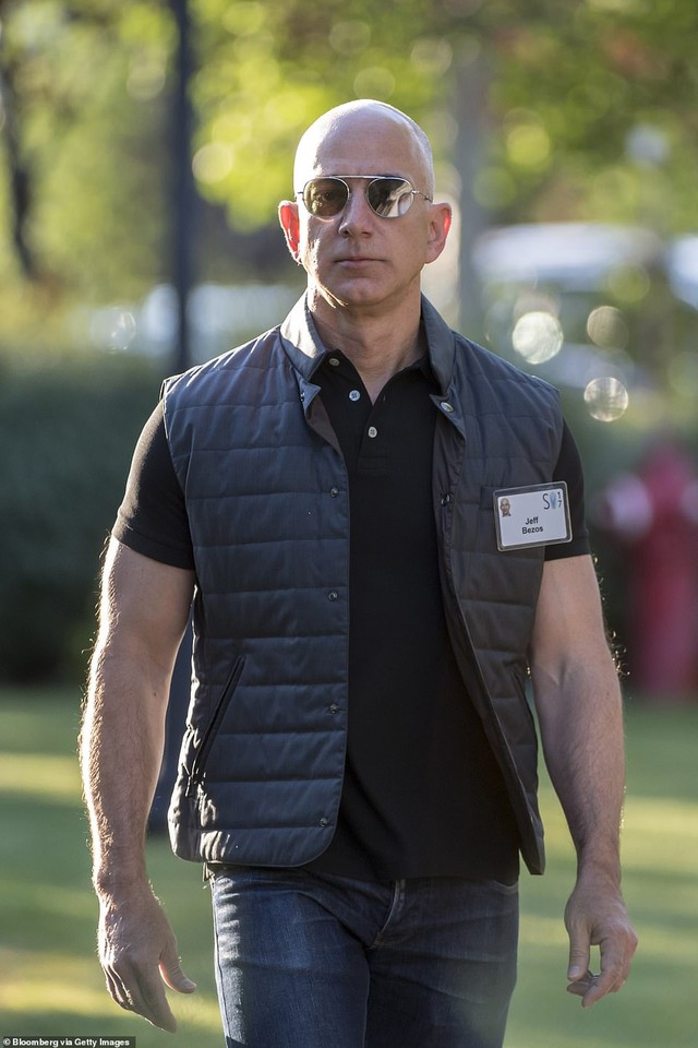 59 tuổi, tỷ phú Jeff Bezos dẫn đầu trào lưu &quot;phú ông cơ bắp&quot; bởi thân hình đẹp như Vin Diesel: Bí quyết rất đơn giản, người thành công vẫn phải ngủ đủ 8 giờ - Ảnh 1.
