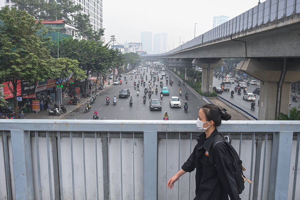 Người dân Thủ đô khó thở, nhức mắt khi ra đường trong ngày không khí ô nhiễm tệ thứ 3 thế giới - Ảnh 2.