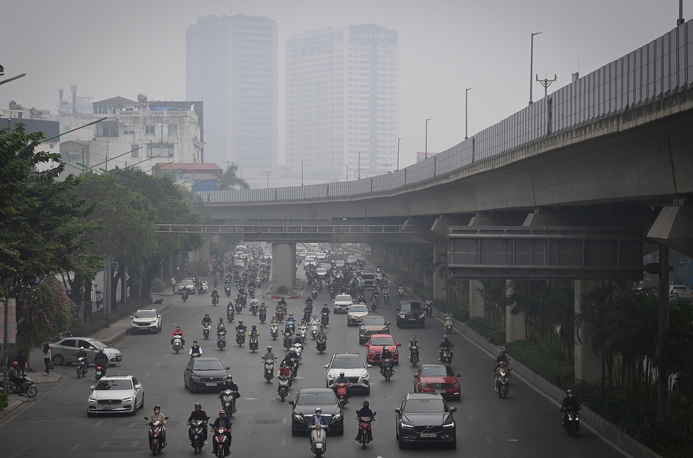 Người dân Thủ đô khó thở, nhức mắt khi ra đường trong ngày không khí ô nhiễm tệ thứ 3 thế giới - Ảnh 3.