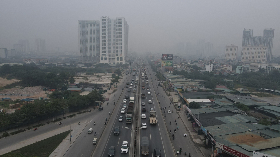 Người dân Thủ đô khó thở, nhức mắt khi ra đường trong ngày không khí ô nhiễm tệ thứ 3 thế giới - Ảnh 4.