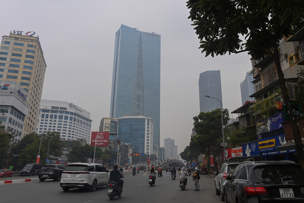 Người dân Thủ đô khó thở, nhức mắt khi ra đường trong ngày không khí ô nhiễm tệ thứ 3 thế giới - Ảnh 7.