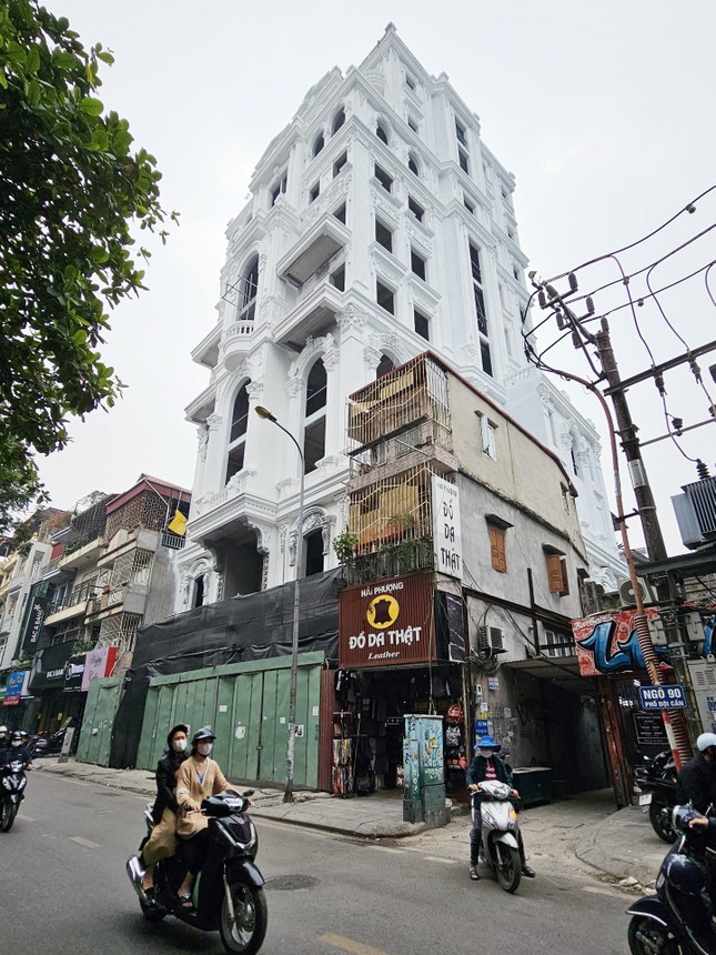 'Lâu đài' nhiều vi phạm ở trung tâm Hà Nội: Xây xong mới lập hồ sơ xử lý - Ảnh 1.