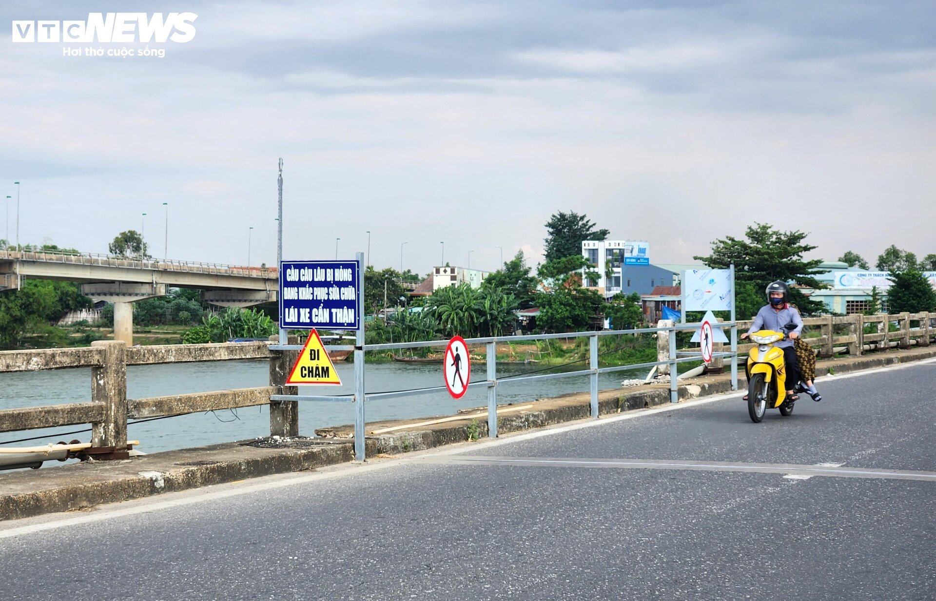 Cận cảnh cầu Câu Lâu ở Quảng Nam hư hỏng, ô tô vẫn bất chấp qua lại - Ảnh 3.