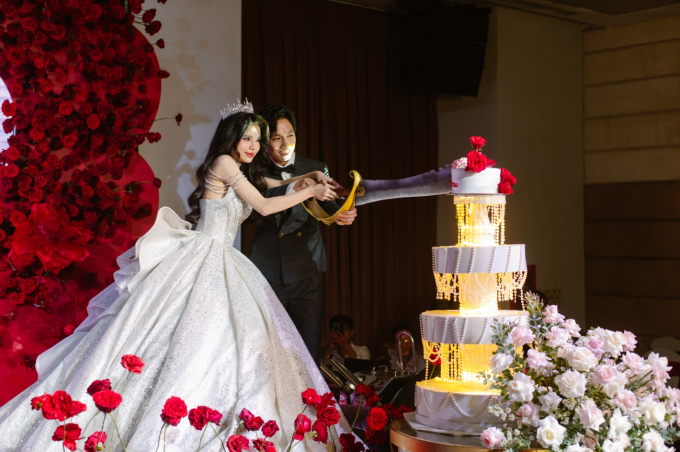 Đám cưới toàn yếu tố độc lạ của cặp đôi nổi tiếng, váy cô dâu trị giá 150 triệu - Ảnh 4.