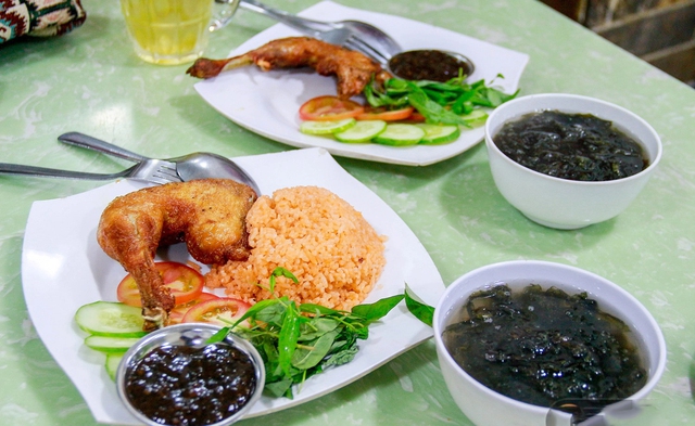 Du khách nước ngoài ca ngợi cơm gà xối mỡ của Việt Nam ngon nhất cuộc đời, không nơi nào có được - Ảnh 5.