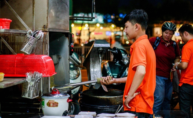 Du khách nước ngoài ca ngợi cơm gà xối mỡ của Việt Nam ngon nhất cuộc đời, không nơi nào có được - Ảnh 3.
