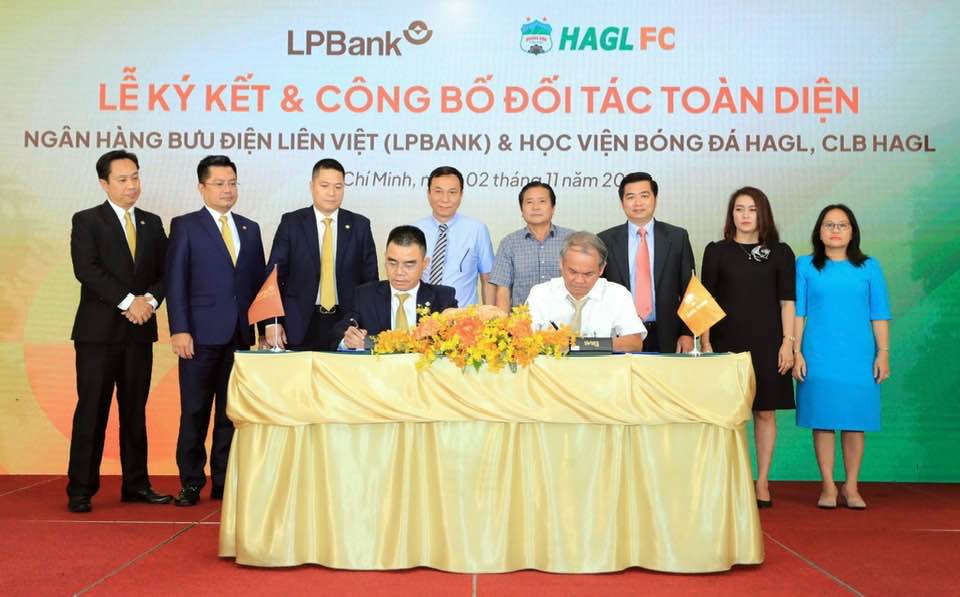 Lần đầu tiên trong lịch sử, bầu Đức đổi tên CLB HAGL và chấp nhận đứng sau thương hiệu khác: Tương lai sẽ 'bán mình' cho bầu Thuỵ? - Ảnh 4.