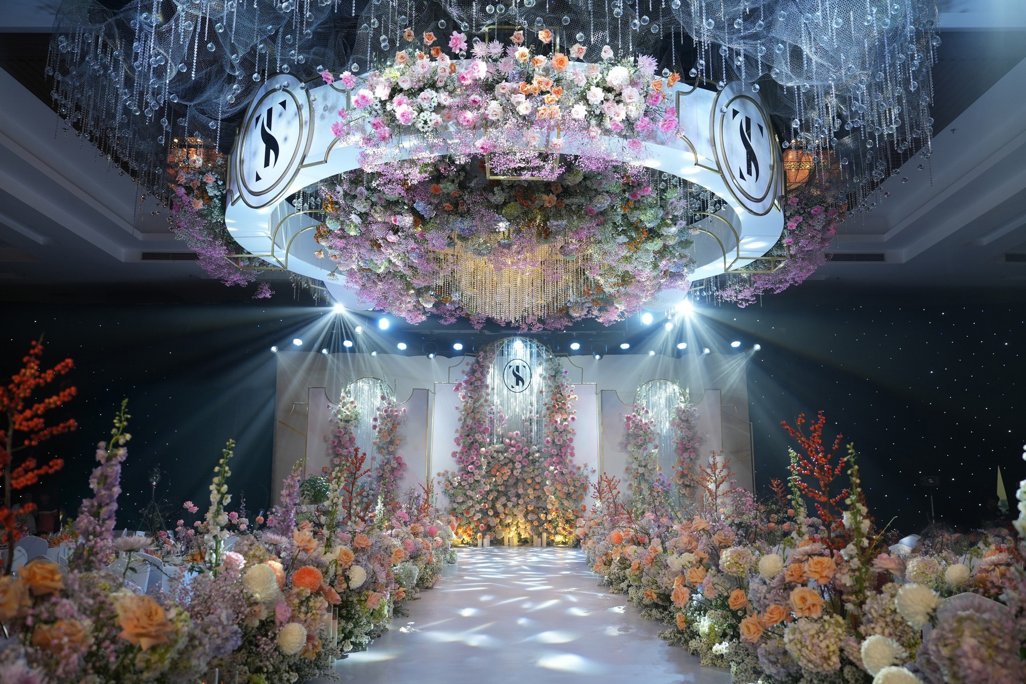 Những đám cưới tốn tiền tỷ trang trí, dùng cả tấn hoa tươi 1 ngày rồi bỏ: Người trong nghề tiết lộ chuyện hậu trường
