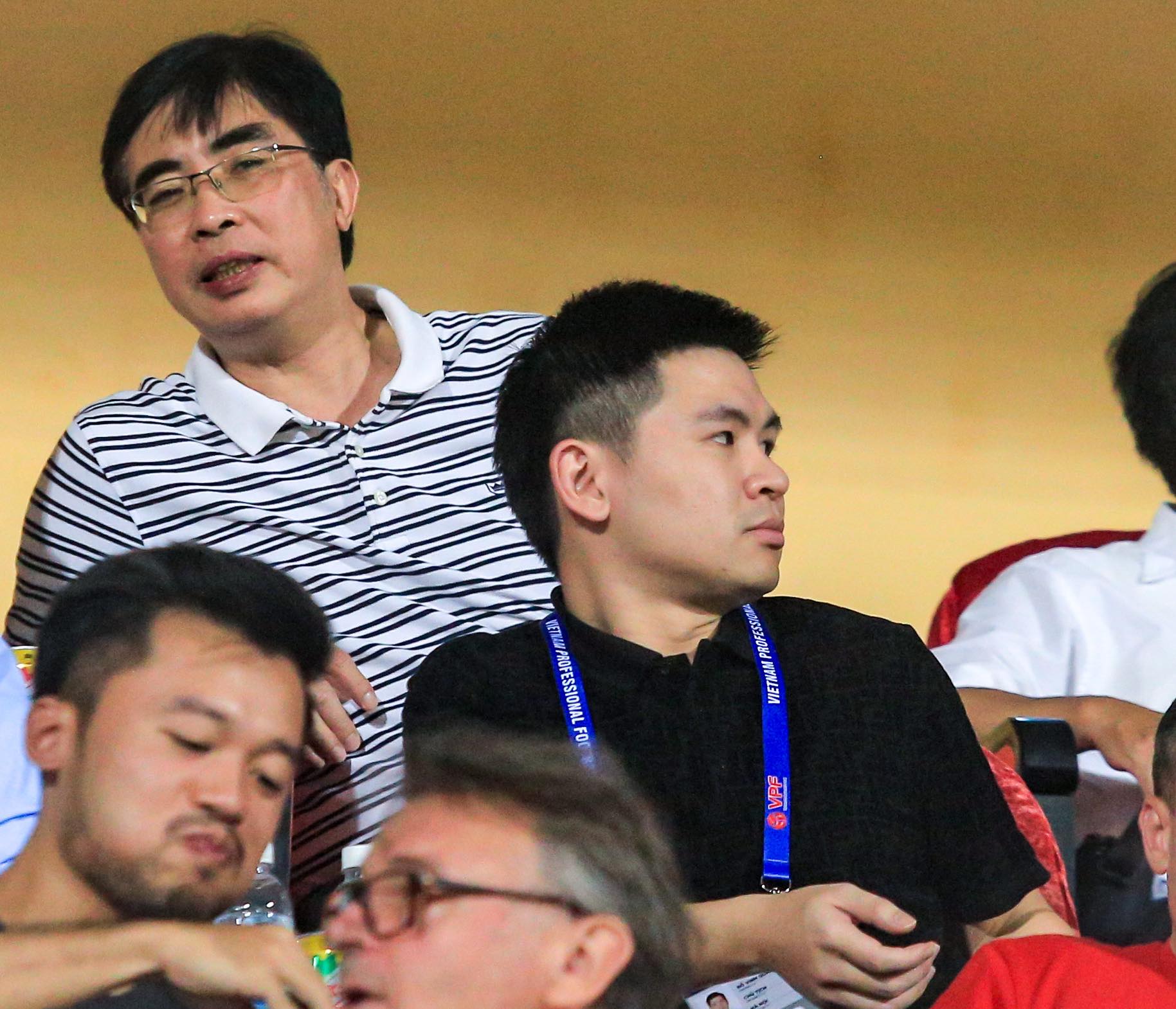 Chủ tịch CLB Hà Nội đi siêu xe 15 tỷ đến SVĐ, cùng bố hoa hậu Đỗ Mỹ Linh ngồi xem bóng đá - Ảnh 1.