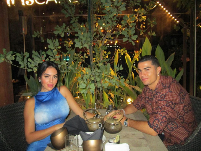 Going out to eat with Ronaldo, his "flex" model girlfriend;  Huge diamond ring on ring finger, is there going to be a wedding?  - Photo 3.