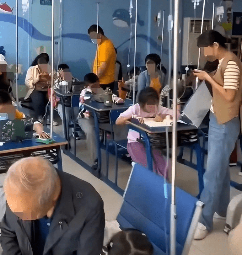 Bức ảnh ở bệnh viện nhi khiến dân mạng bàng hoàng: Một nhóm trẻ con đang làm bài tập trong khi được truyền dịch - Ảnh 2.