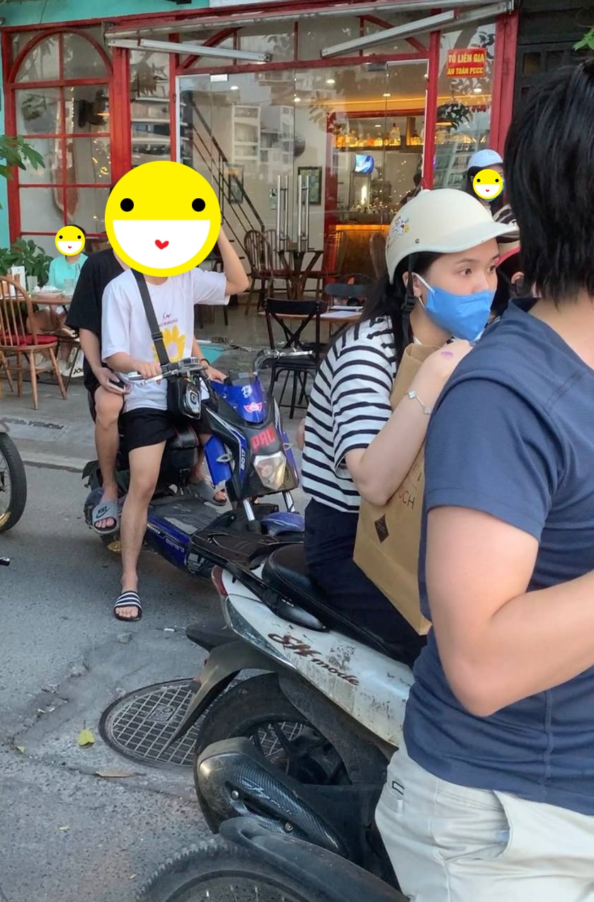 Hai ái nữ cựu Chủ tịch CLB Sài Gòn lọt ống kính “team qua đường”: Diện đồ giản dị nhưng đeo túi hơn 700 triệu - Ảnh 1.
