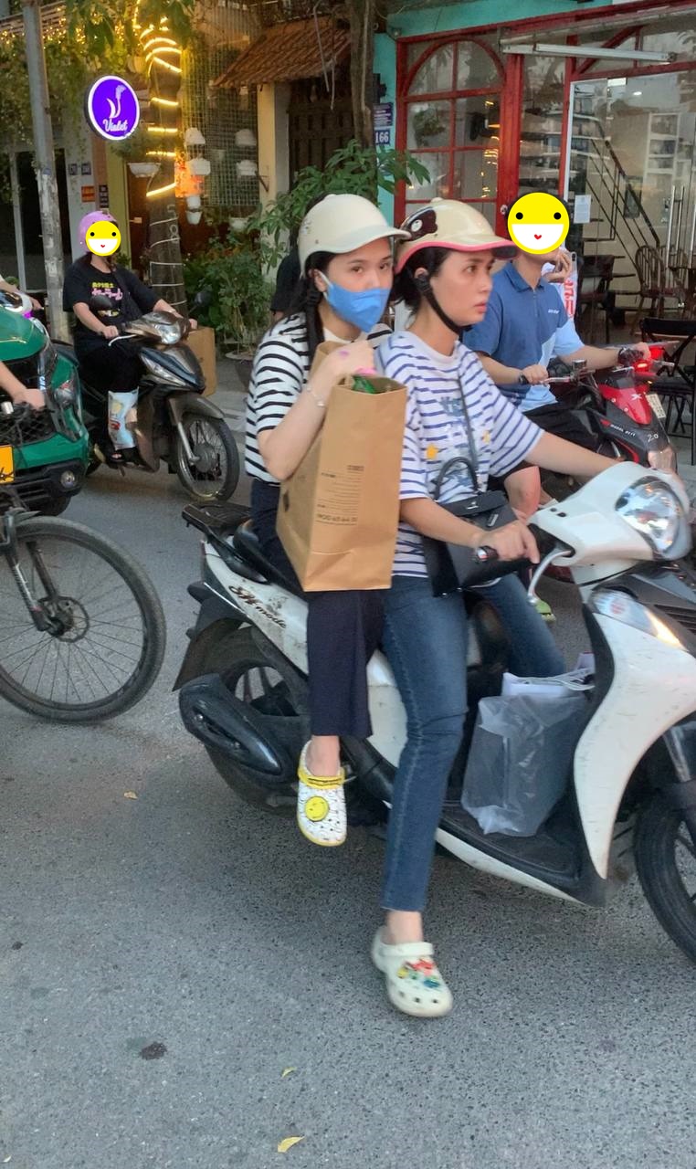 Hai ái nữ cựu Chủ tịch CLB Sài Gòn lọt ống kính “team qua đường”: Đèo nhau bằng xe máy, đeo túi hơn 700 triệu