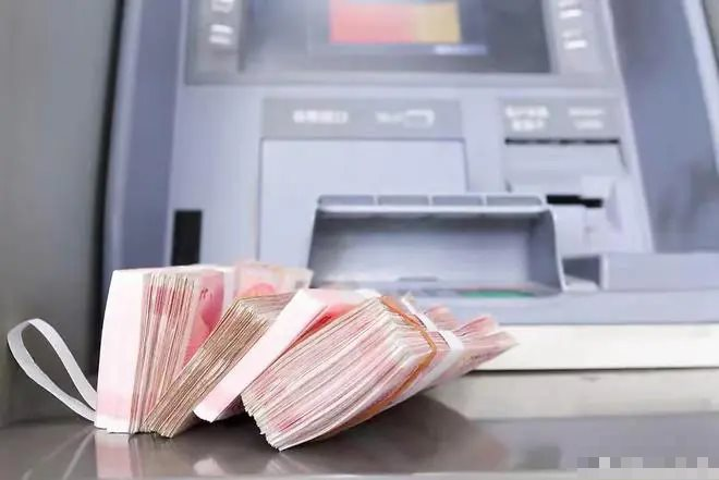 Rút tiền tại cây ATM nhưng bị ‘nuốt’ thẻ, chưa đầy 1 giờ đồng hồ, người đàn ông bị mất trắng 3 tỷ đồng: ngân hàng từ chối chịu trách nhiệm, tòa án phải vào cuộc - Ảnh 1.