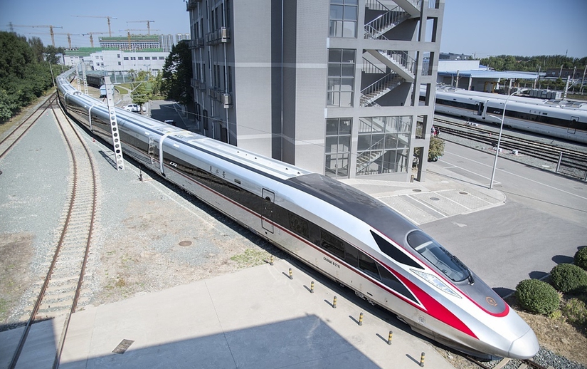 Tương lai nào cho đường sắt tốc độ cao gần 60 tỷ đô ở Việt Nam: Tàu 200km/h hay hơn 300km/h? - Ảnh 1.