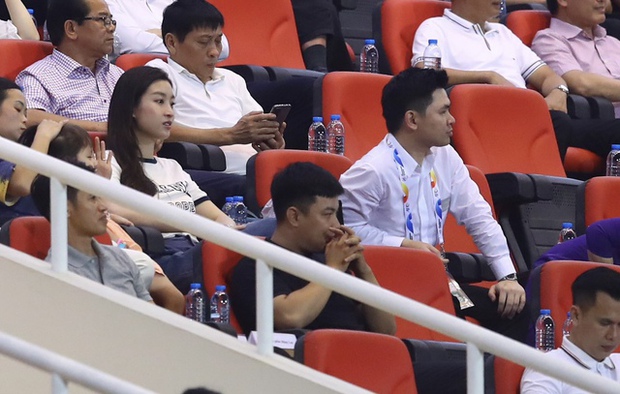 Chủ tịch CLB Hà Nội đi siêu xe 15 tỷ đến SVĐ, cùng bố hoa hậu Đỗ Mỹ Linh ngồi xem bóng đá - Ảnh 4.