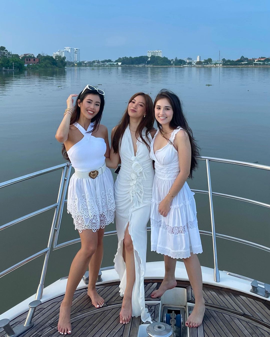 Tiên Nguyễn và bạn gái Hiếu Nguyễn đọ sắc cùng chị em họ trên du thuyền: Gấp 3 visual, nhìn ai cũng sang xịn mịn - Ảnh 1.