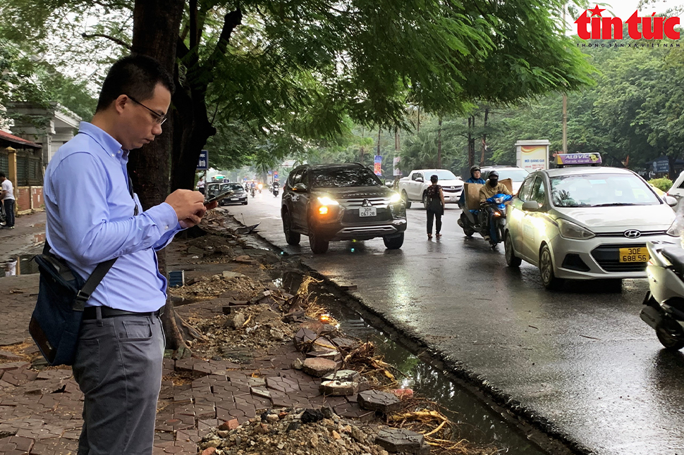 Vỉa hè Hà Nội &quot;rục rịch&quot; tân trang cuối năm, gây không ít phiền hà cho người dân - Ảnh 11.