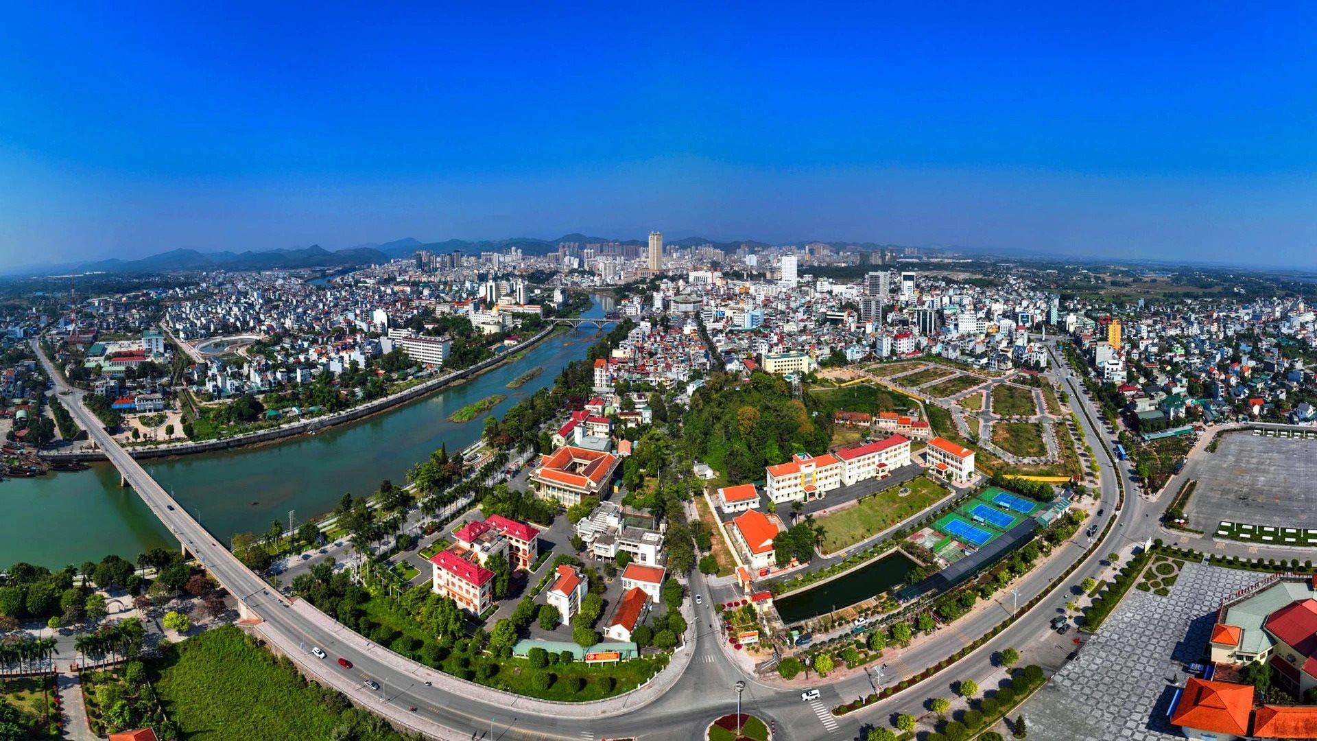 Điểm cuối tuyến cao tốc dài và hiện đại nhất cả nước, nơi có khu kinh tế lớn nhất Việt Nam mà người dân có thể sang Trung Quốc “như đi chợ” - Ảnh 1.