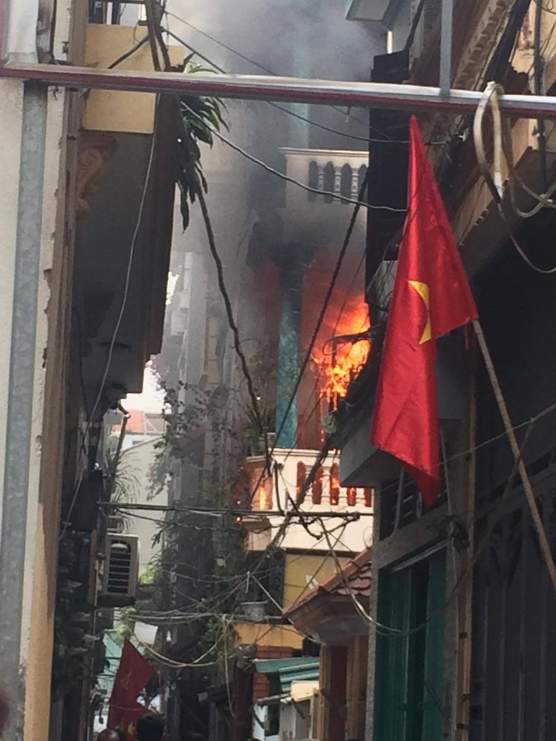 Cháy lớn tại căn nhà sâu trong ngõ nhỏ ở Hà Nội, khói đen bao trùm - Ảnh 1.
