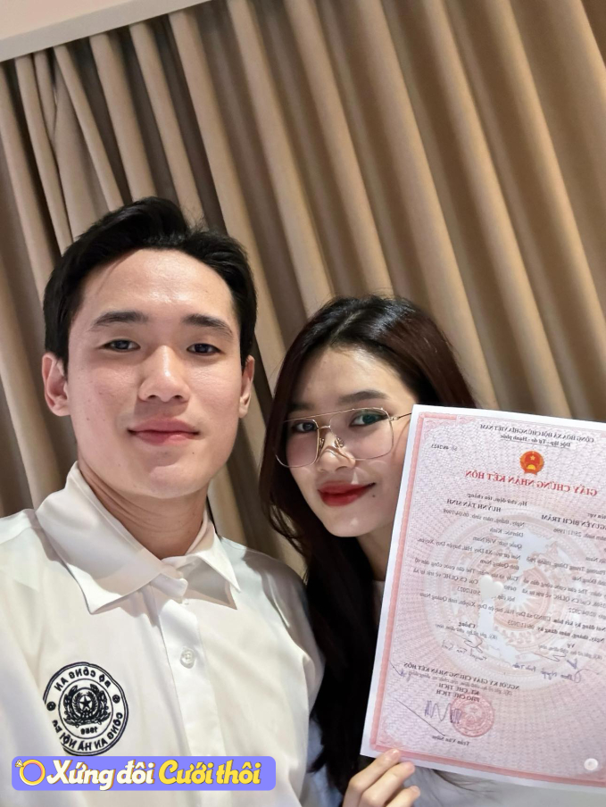 Trung vệ điển trai nhất U23 Việt Nam khoe giấy đăng ký kết hôn với vợ làm ngân hàng - Ảnh 1.