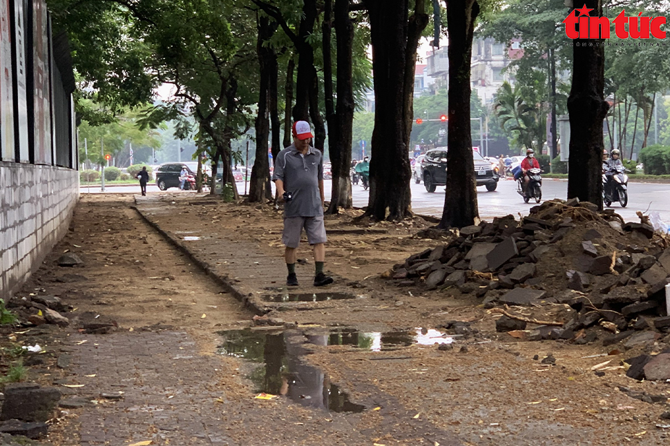 Vỉa hè Hà Nội &quot;rục rịch&quot; tân trang cuối năm, gây không ít phiền hà cho người dân - Ảnh 10.