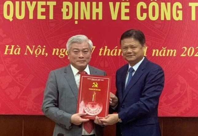 Thành ủy Hà Nội trao quyết định điều động cán bộ - Ảnh 1.