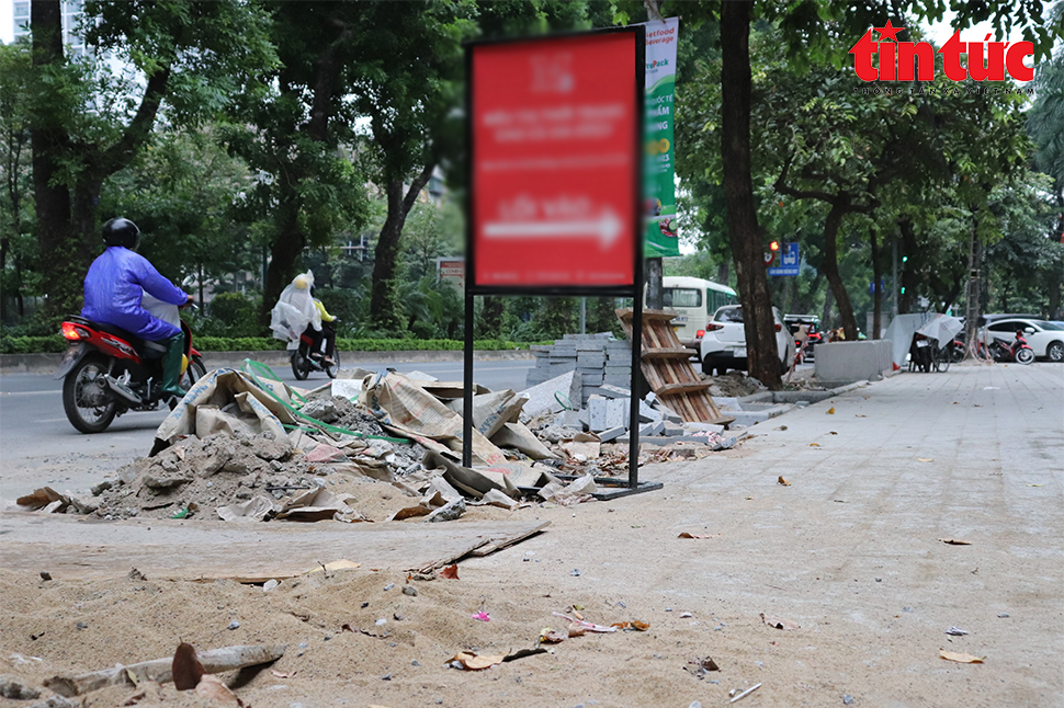 Vỉa hè Hà Nội &quot;rục rịch&quot; tân trang cuối năm, gây không ít phiền hà cho người dân - Ảnh 4.