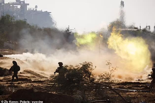 Hình ảnh đặc biệt về bộ binh Israel bên trong Gaza - Ảnh 1.