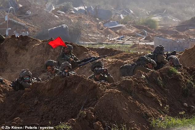 Hình ảnh đặc biệt về bộ binh Israel bên trong Gaza - Ảnh 2.