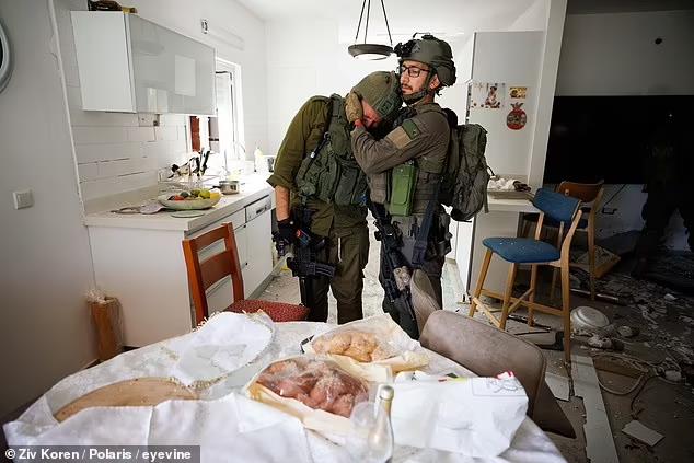 Hình ảnh đặc biệt về bộ binh Israel bên trong Gaza - Ảnh 6.