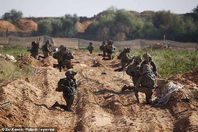 Hình ảnh đặc biệt về bộ binh Israel bên trong Gaza - Ảnh 9.