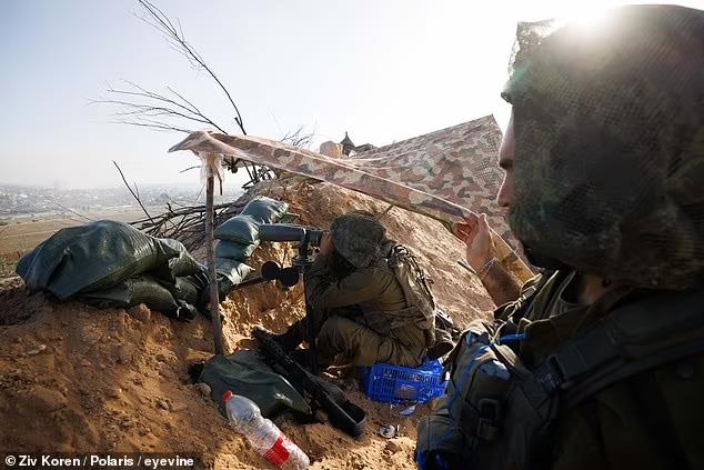 Hình ảnh đặc biệt về bộ binh Israel bên trong Gaza - Ảnh 10.