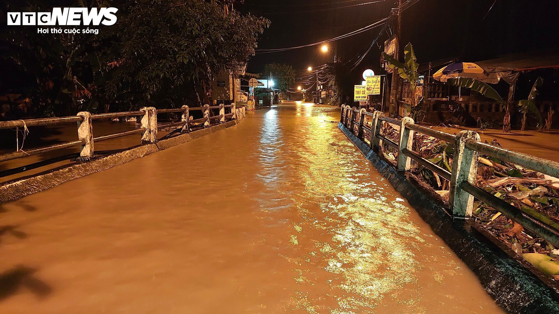 Nửa đêm nước lớn, dân 'rốn lũ' Đà Nẵng bơ phờ dọn đồ chạy lụt - Ảnh 7.