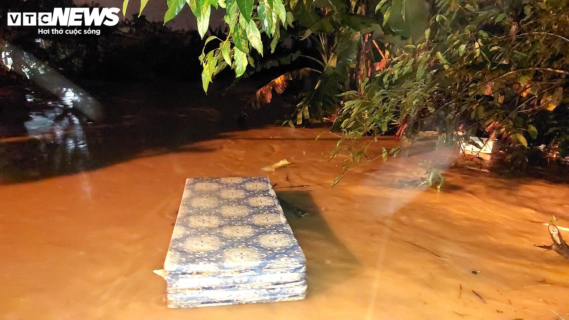 Nửa đêm nước lớn, dân 'rốn lũ' Đà Nẵng bơ phờ dọn đồ chạy lụt - Ảnh 6.