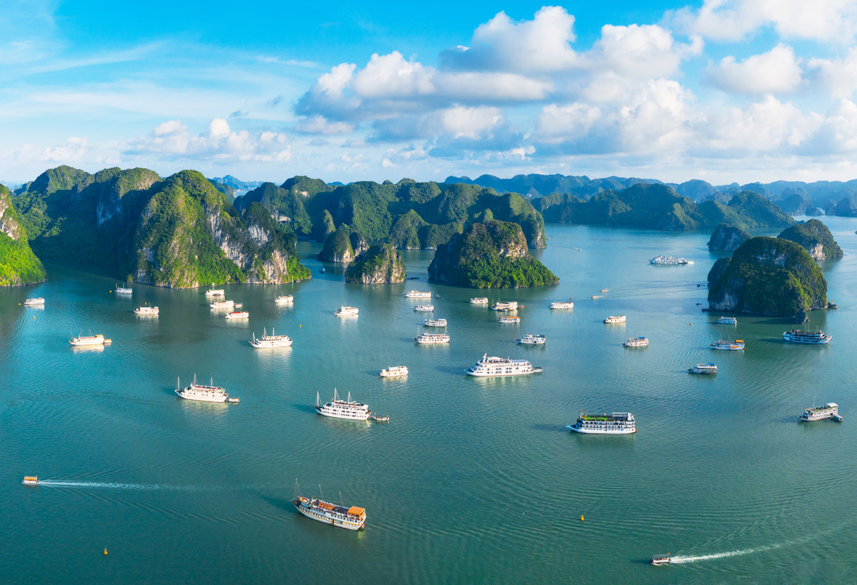 Vịnh Hạ Long của Việt Nam vừa được gọi tên trong danh sách những điểm đến đẹp nhất thế giới - Ảnh 2.