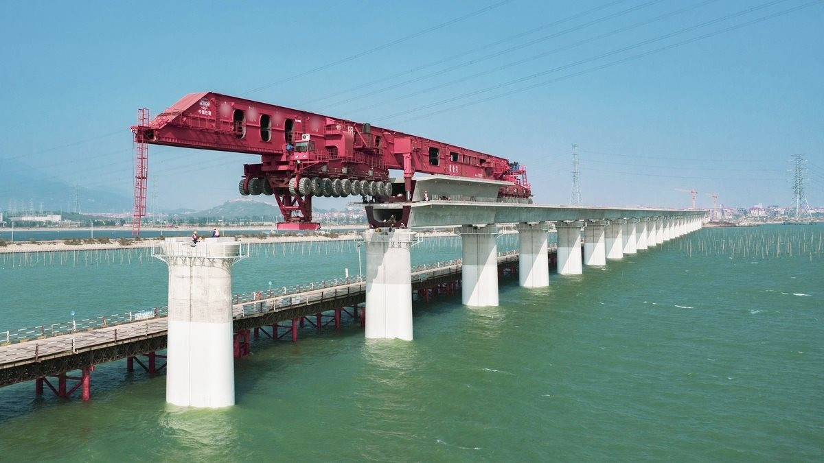 Trung Quốc làm thế nào để xây cầu đường sắt cao tốc xuyên biển 15km chỉ trong hơn 2 năm? - Ảnh 1.