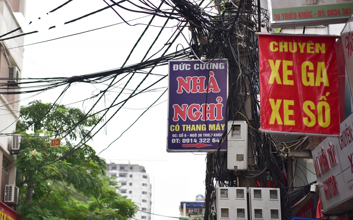 Cột điện, trạm biến áp ở Hà Nội “gánh còng lưng” biển quảng cáo, rao vặt - Ảnh 7.
