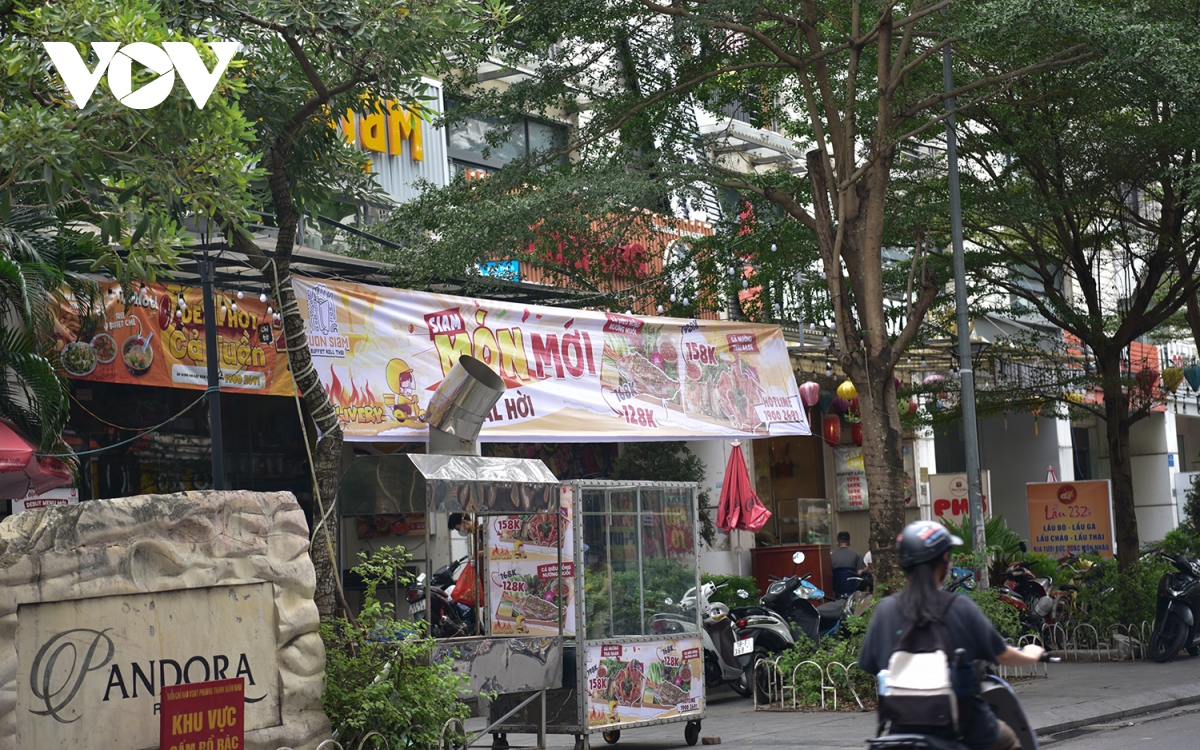 Cột điện, trạm biến áp ở Hà Nội “gánh còng lưng” biển quảng cáo, rao vặt - Ảnh 16.