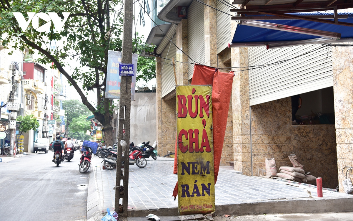 Cột điện, trạm biến áp ở Hà Nội “gánh còng lưng” biển quảng cáo, rao vặt - Ảnh 9.