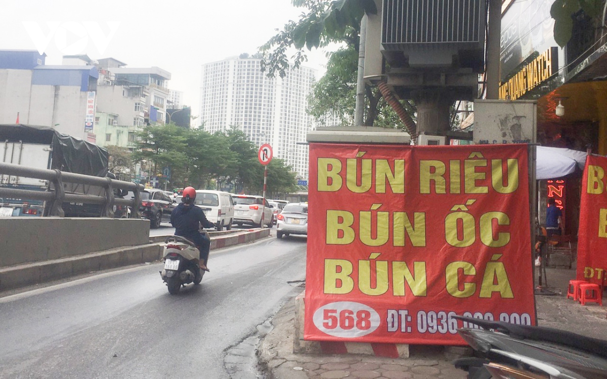 Cột điện, trạm biến áp ở Hà Nội “gánh còng lưng” biển quảng cáo, rao vặt - Ảnh 11.